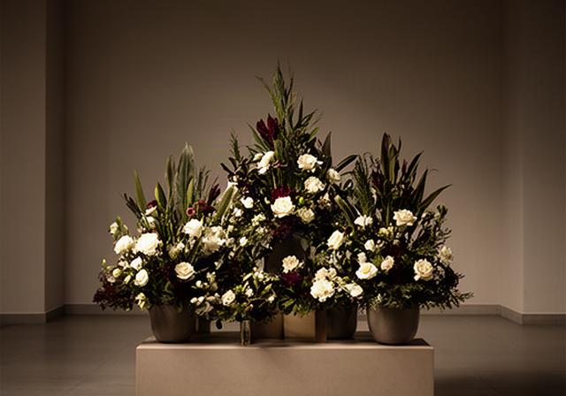 Composición floral sobria para una campaña de Semana Santa en un espacio comercial de Málaga